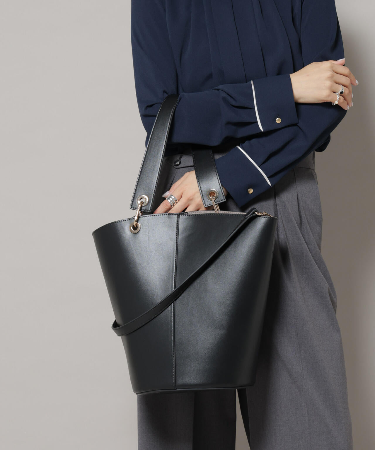 アシンメトリーハンドルバケツトート