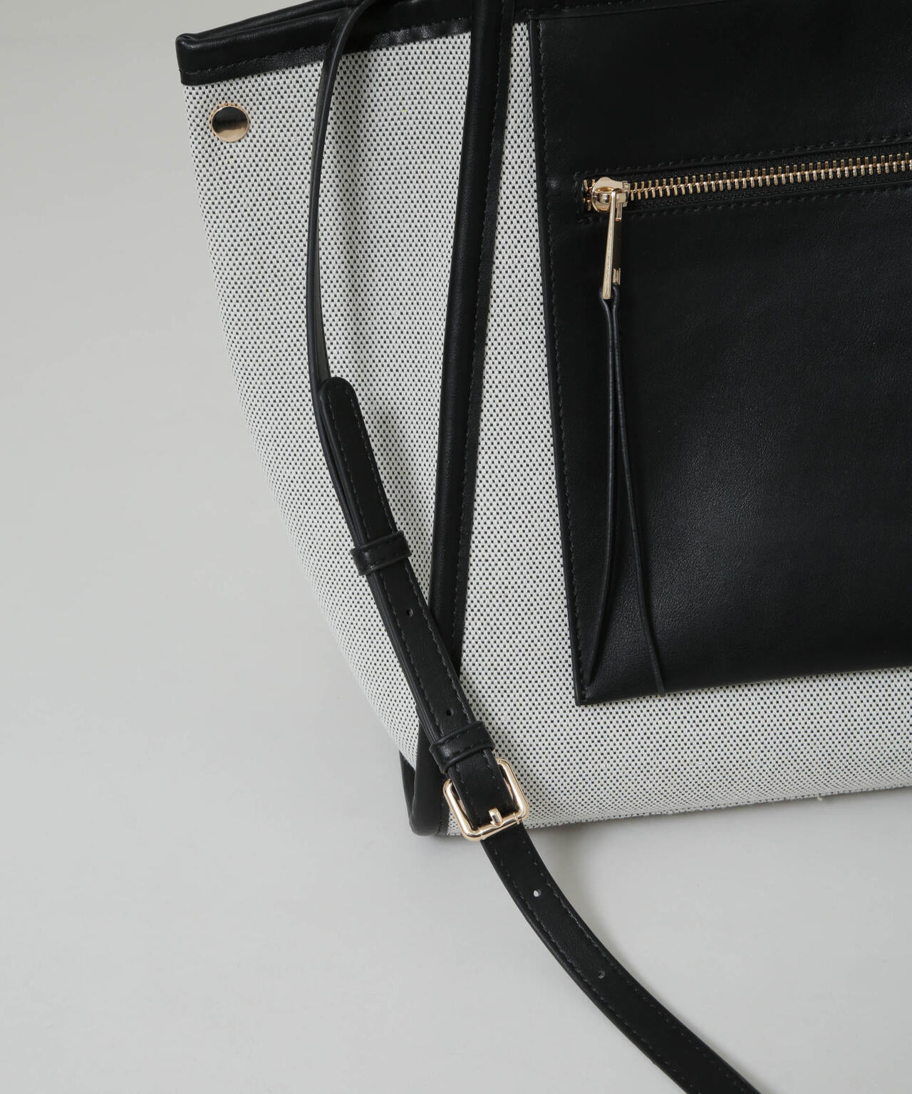 キャンバス×フェイクレザーポケットバッグ