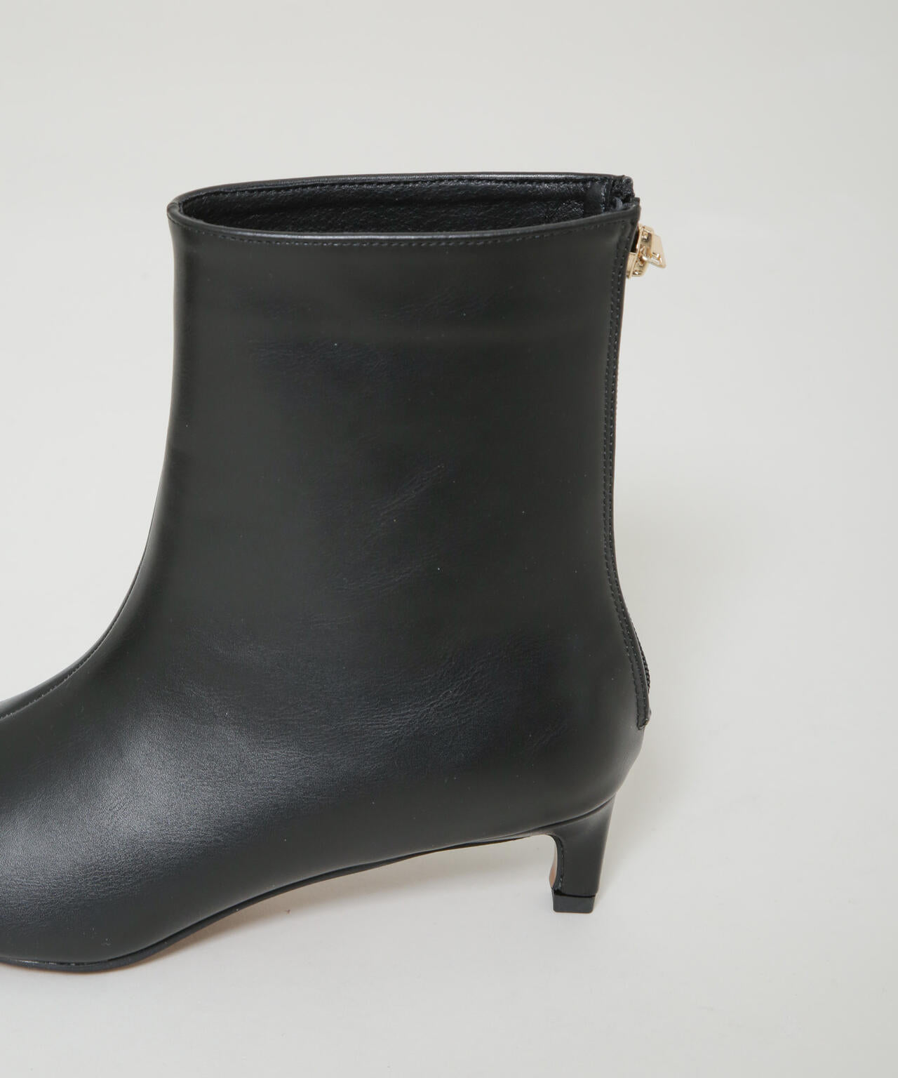 ポインテッドショートブーツ