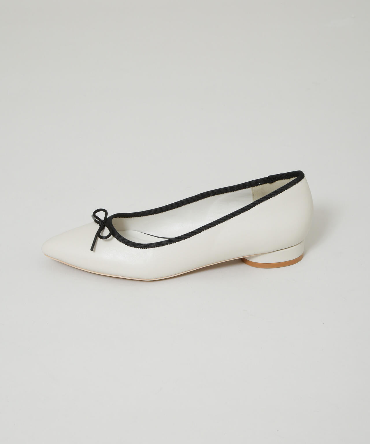 ポインテッドバレエシューズ