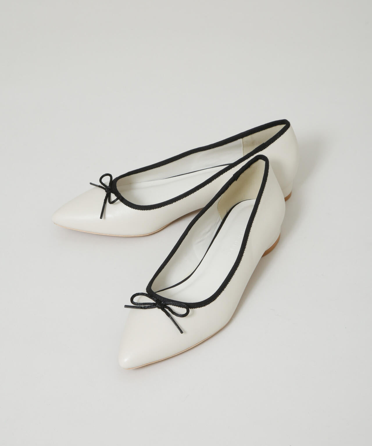 ポインテッドバレエシューズ