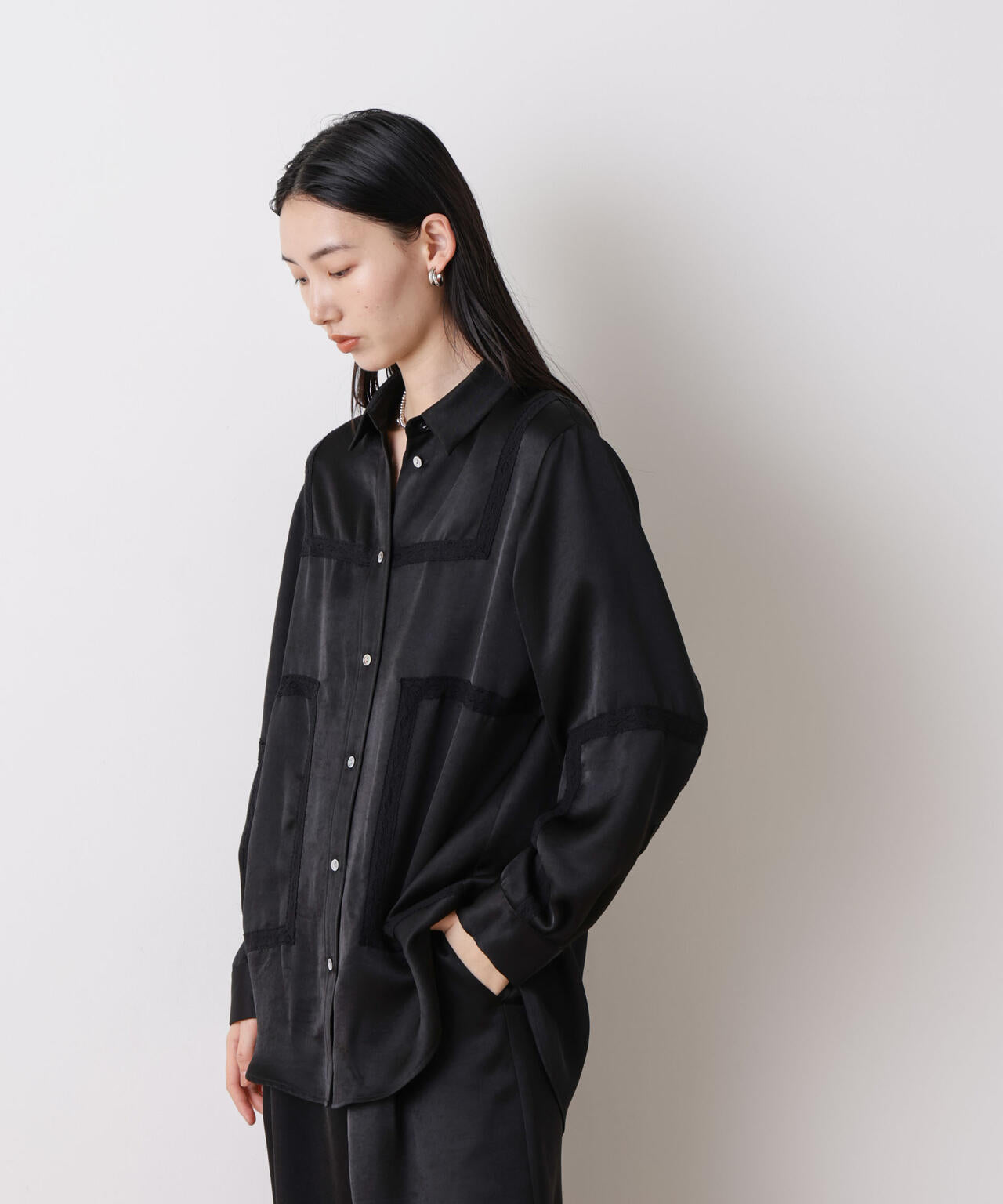 「STEVELOUR」サテンレーストリミングブラウス(セットアップ可)