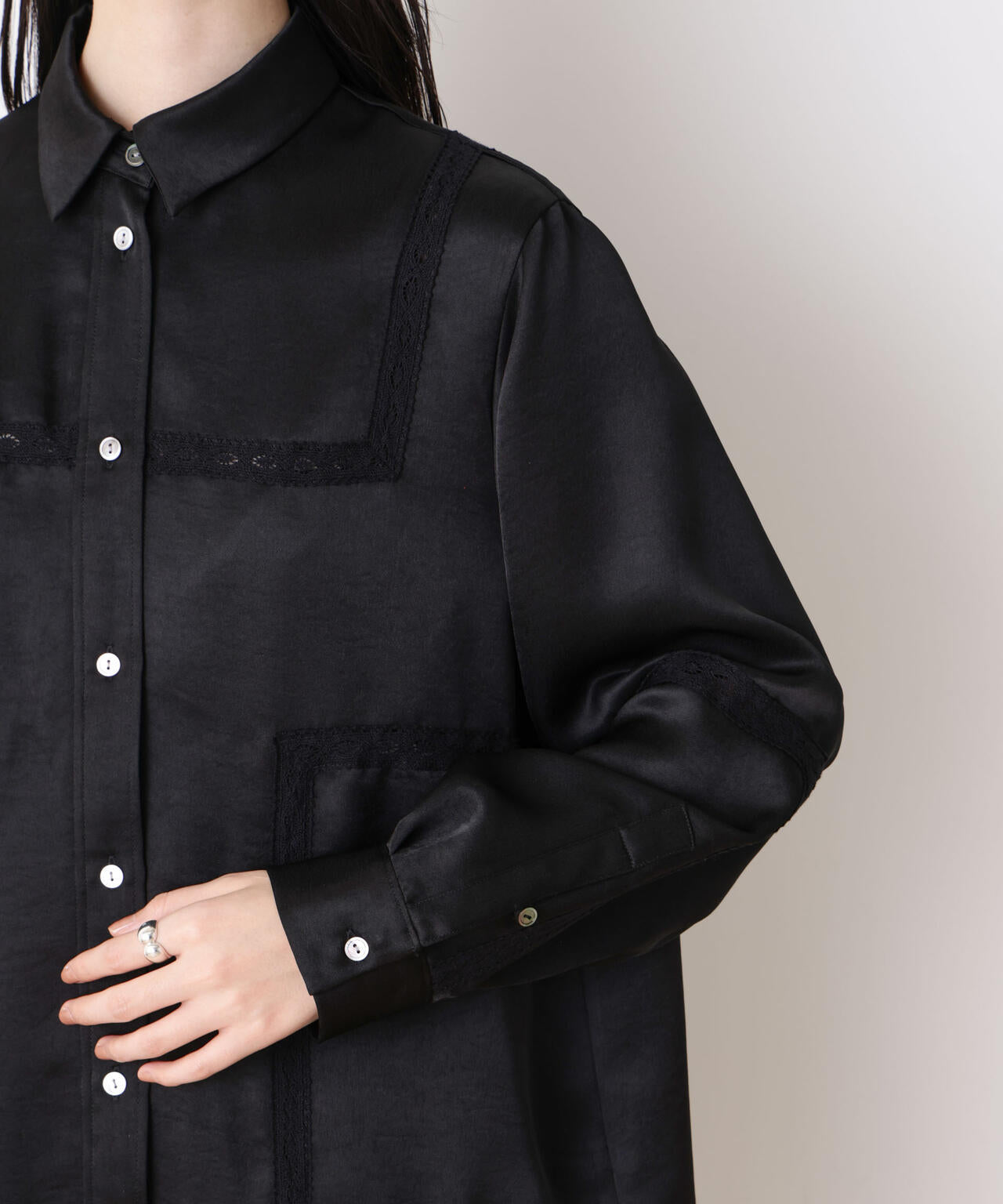 「STEVELOUR」サテンレーストリミングブラウス(セットアップ可)