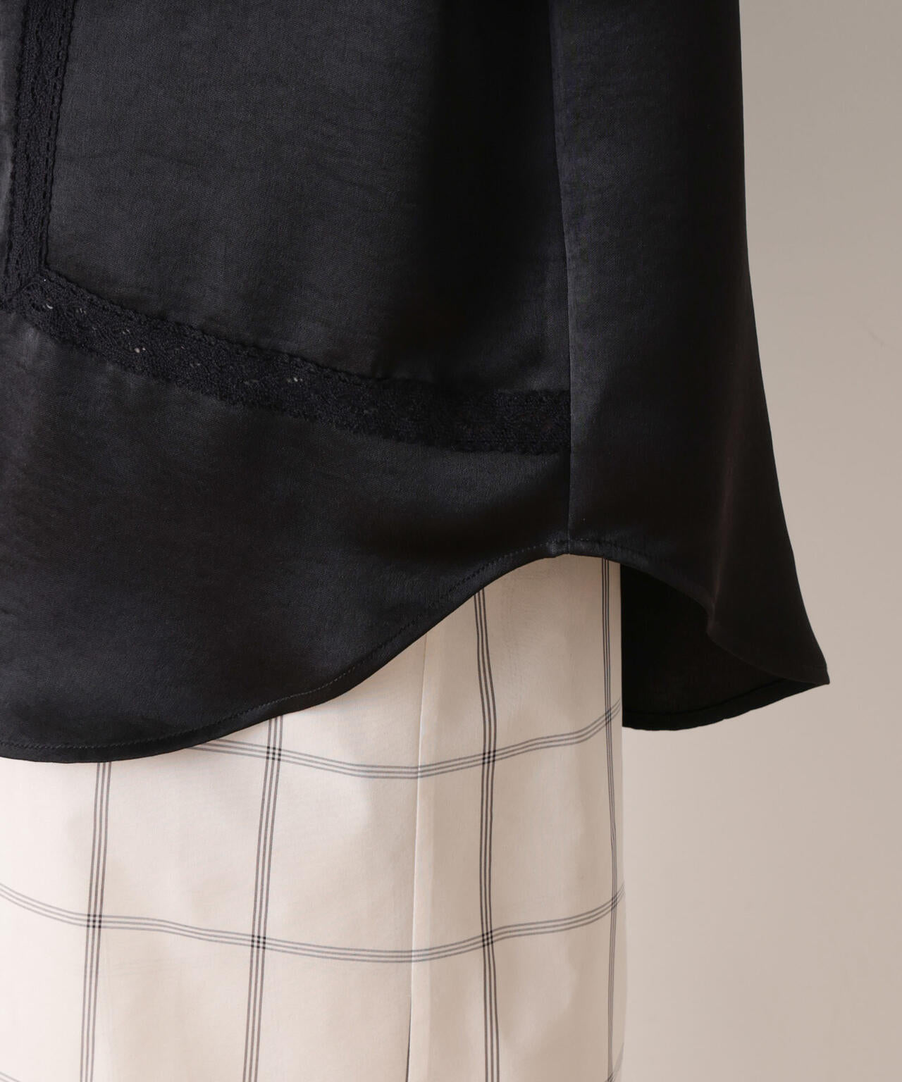 「STEVELOUR」サテンレーストリミングブラウス(セットアップ可)