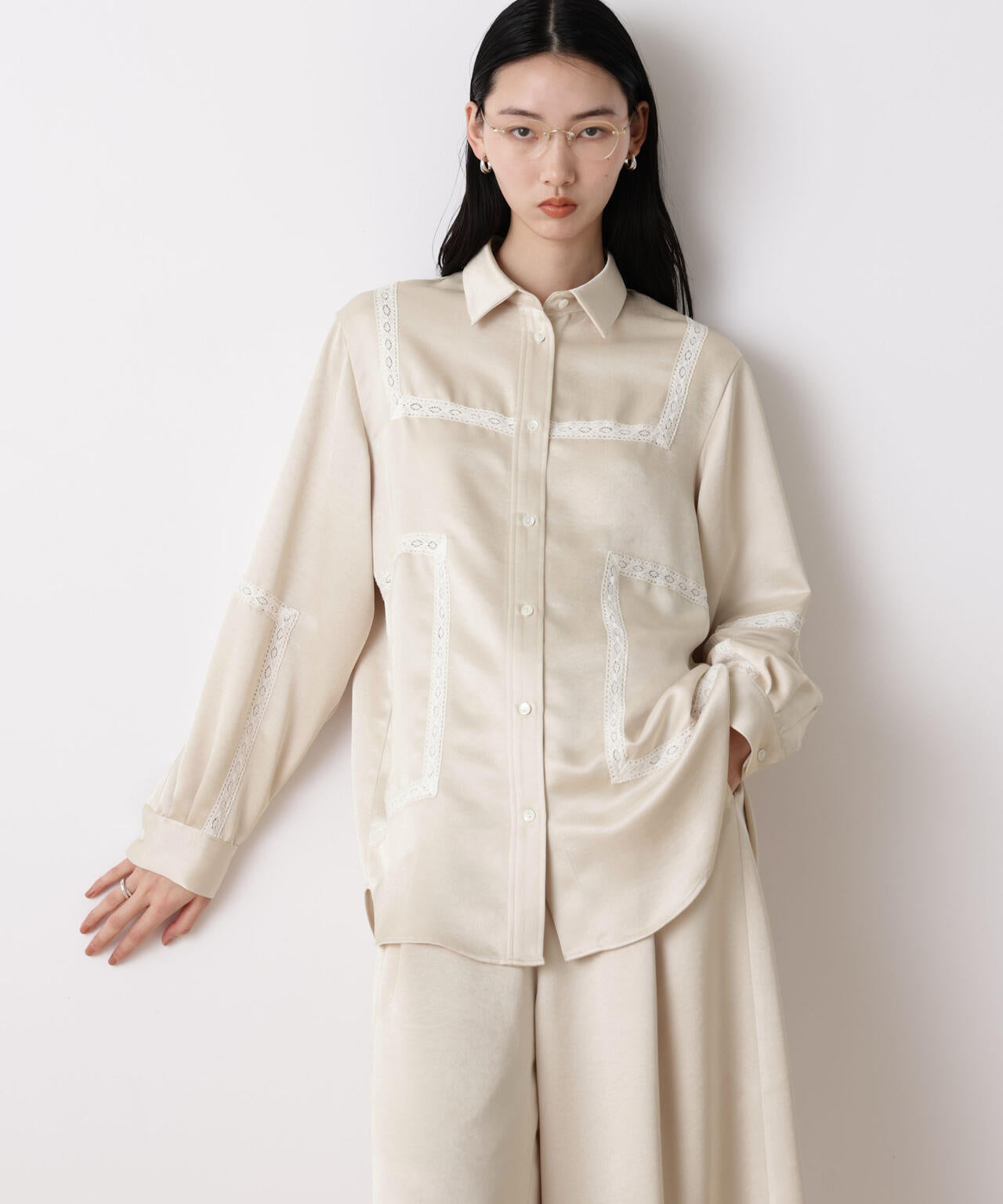 「STEVELOUR」サテンレーストリミングブラウス(セットアップ可)