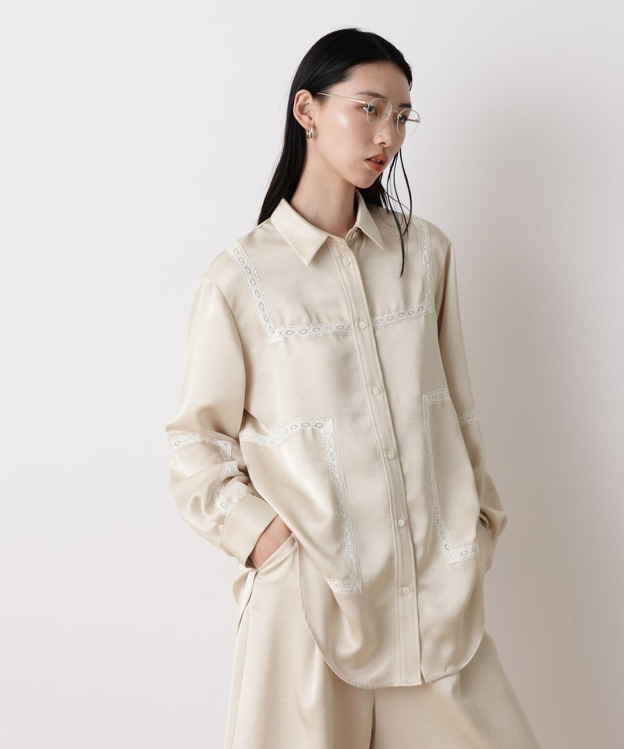 「STEVELOUR」サテンレーストリミングブラウス(セットアップ可)