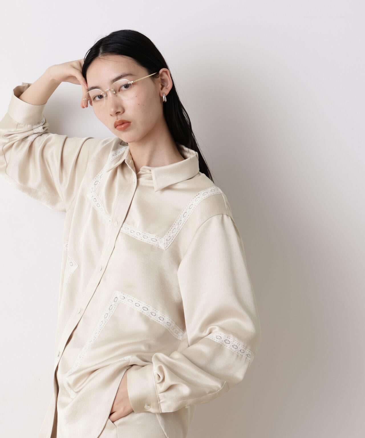 「STEVELOUR」サテンレーストリミングブラウス(セットアップ可)