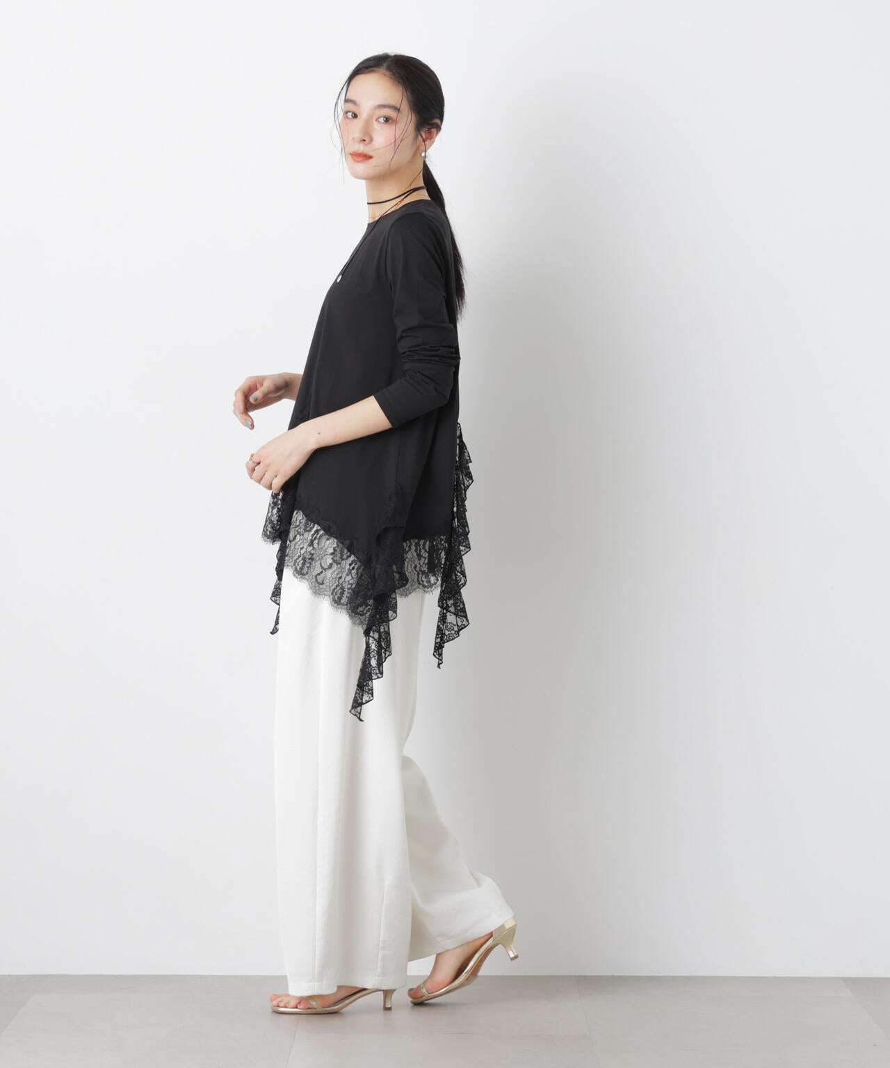 レースラッフルヘムカットトップス