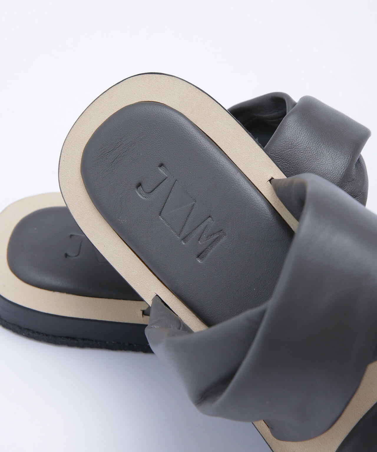 JVAM/2ストラップフラットサンダル