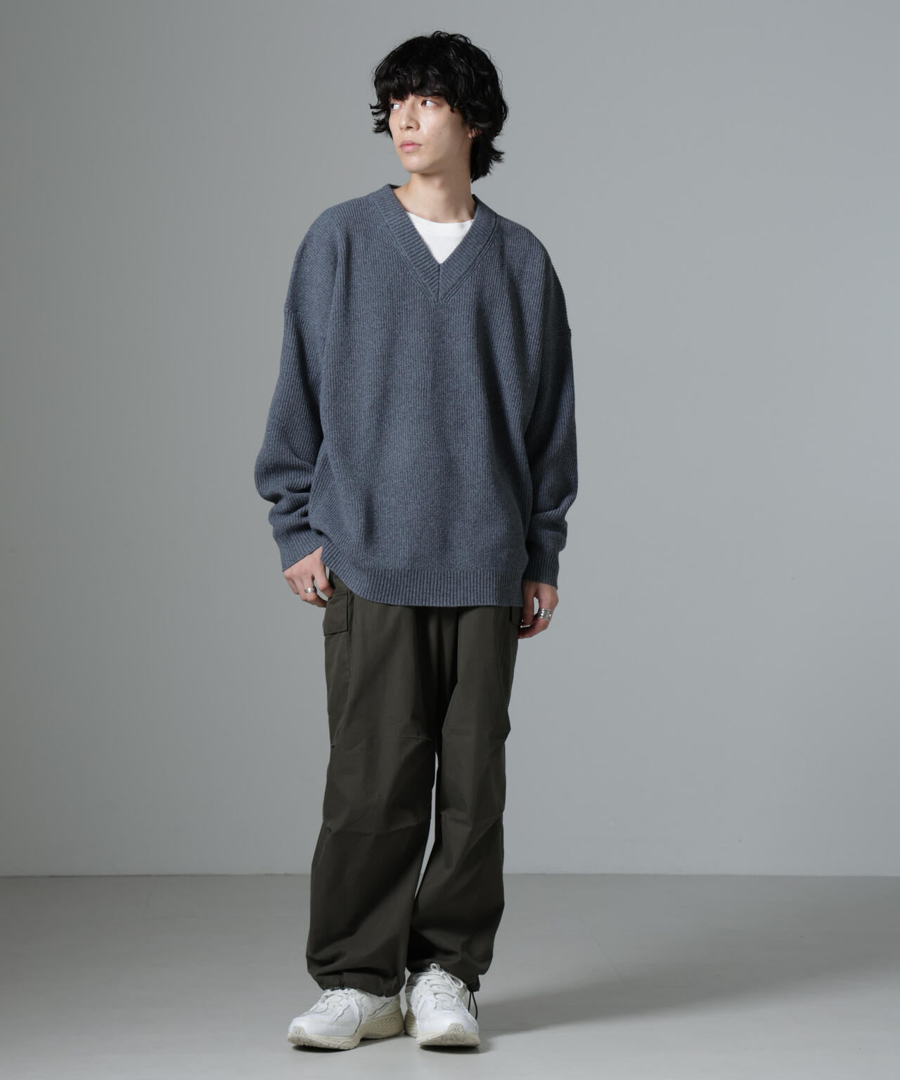 WEB限定/Vネックオーバーサイズニット