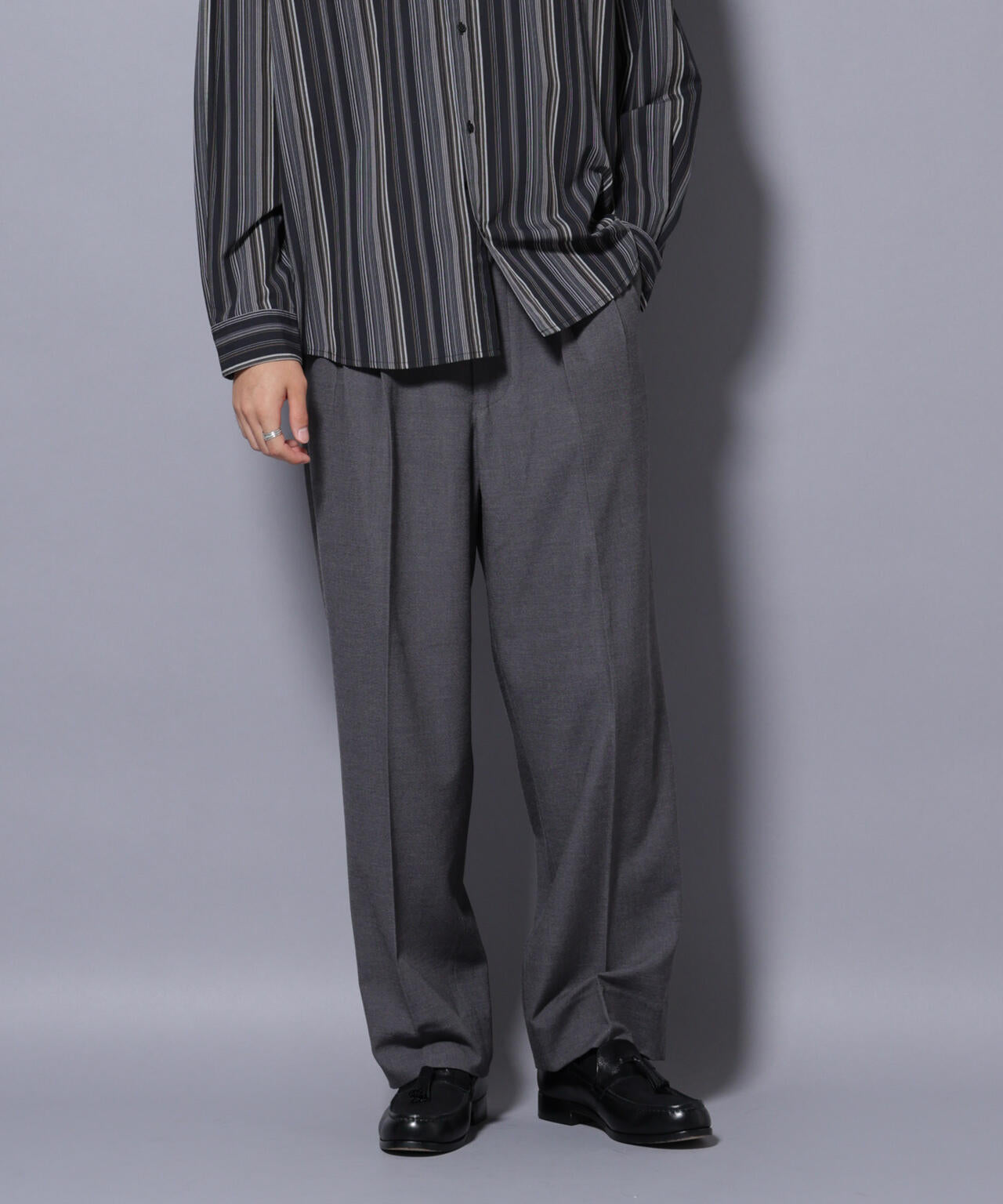 2タックテーパードスラックス