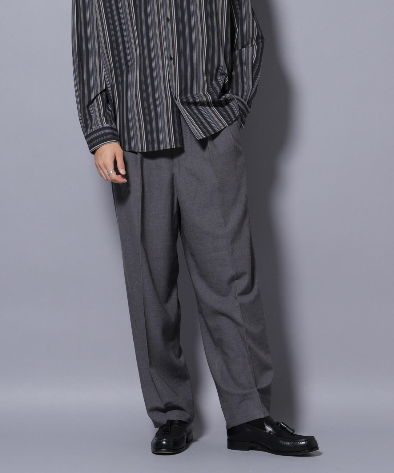 2タックテーパードスラックス