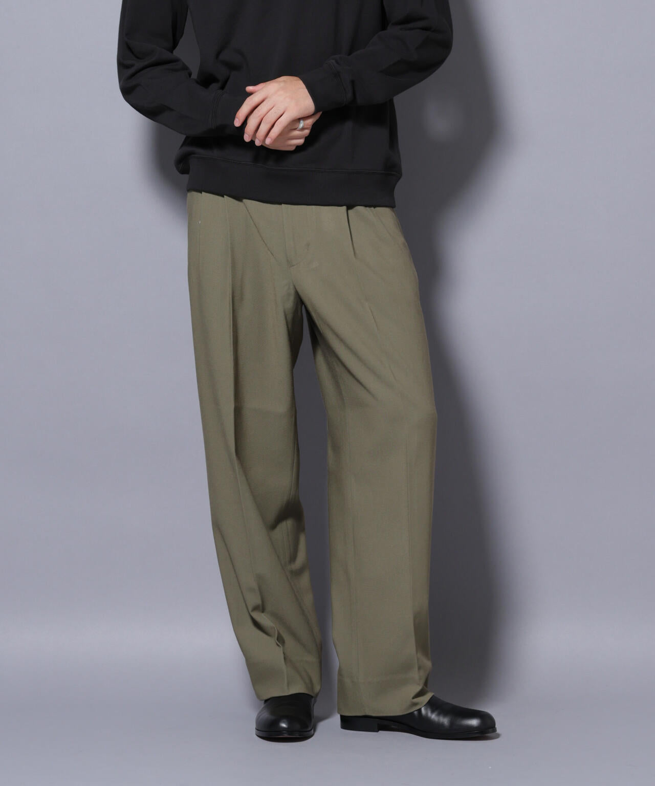 2タックテーパードスラックス