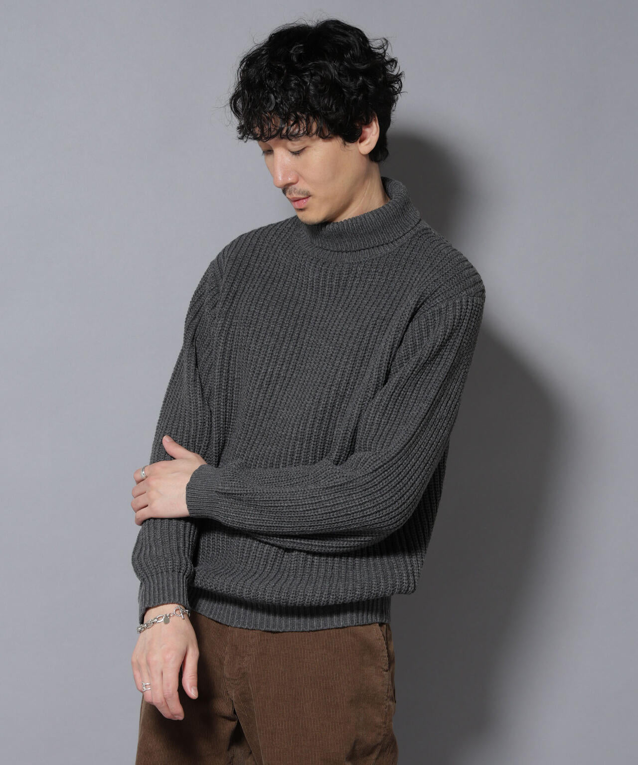 ローゲージタートルニット