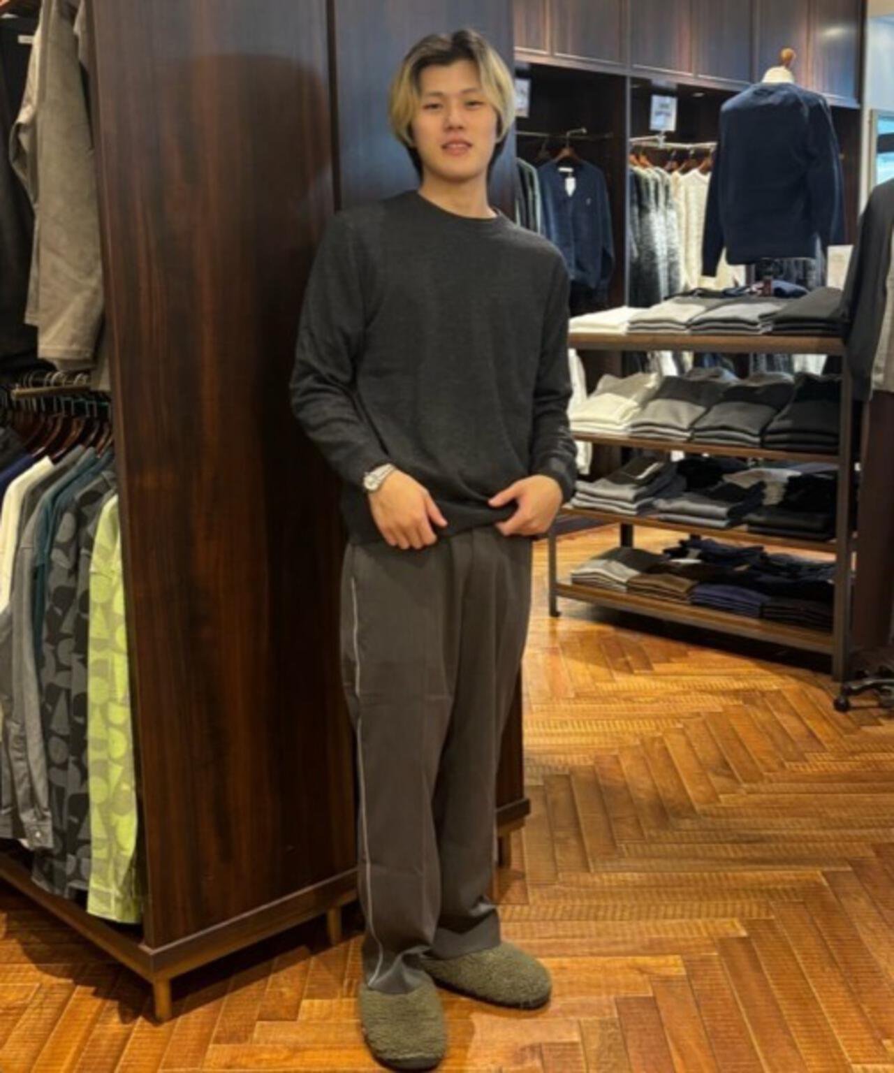 カシミヤミックスクルーネックニット