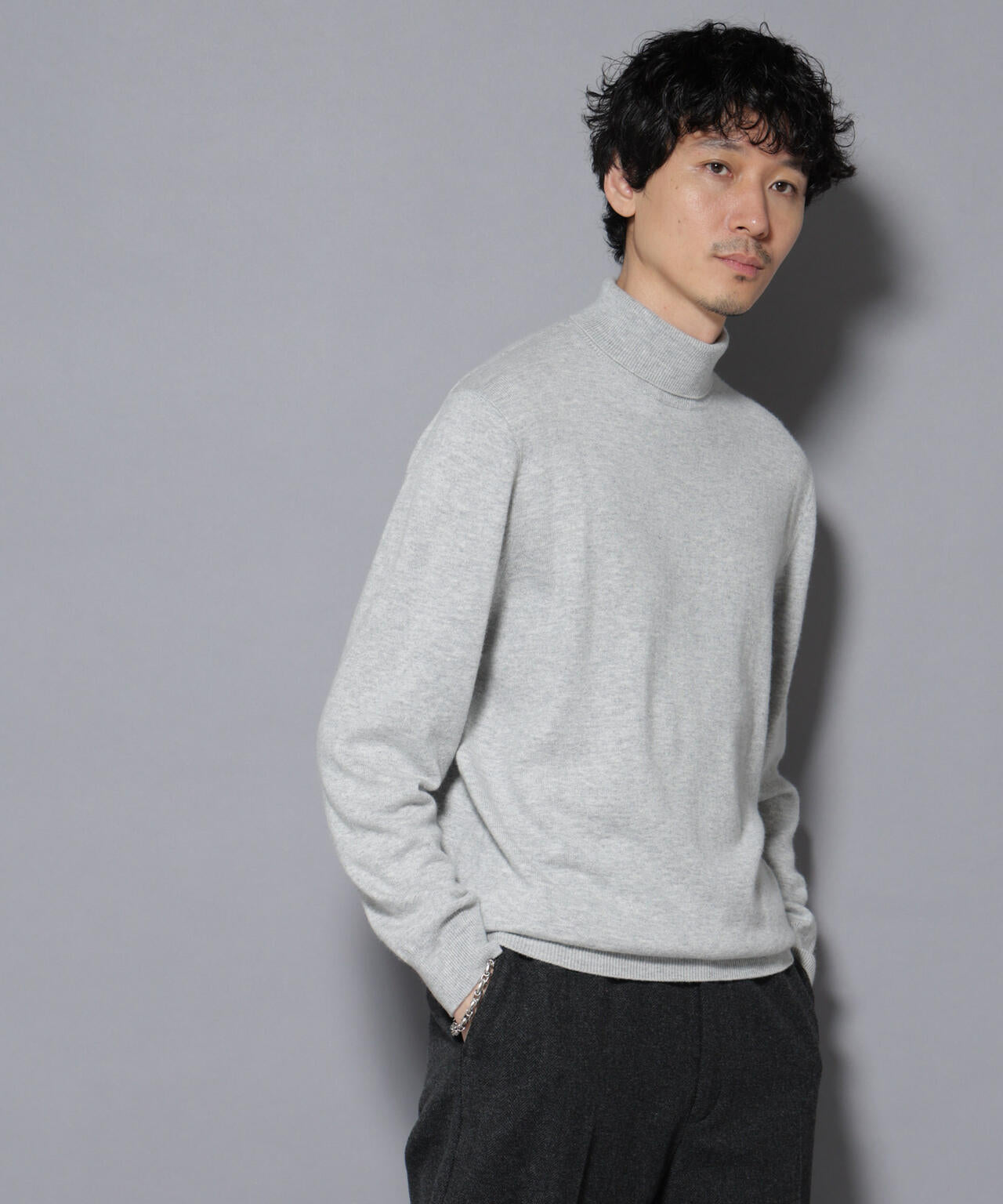 カシミヤミックスタートルネックニット