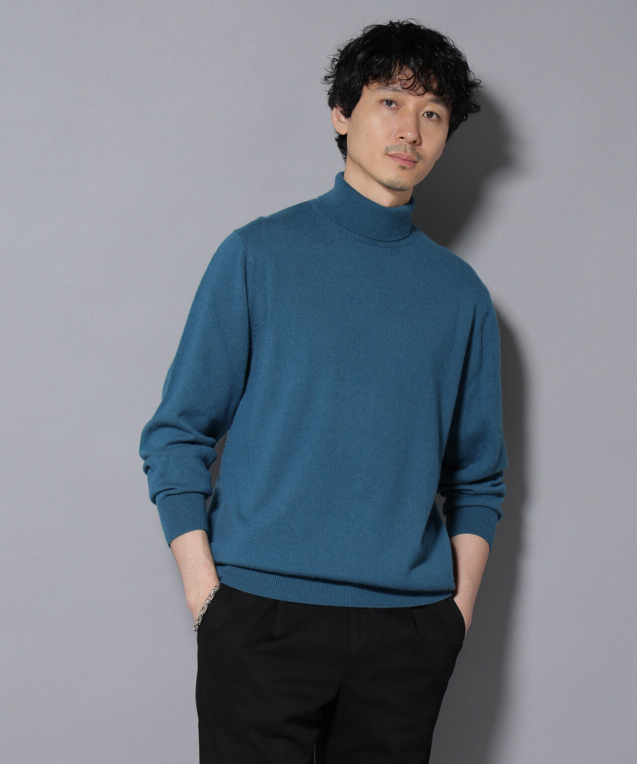 カシミヤミックスタートルネックニット