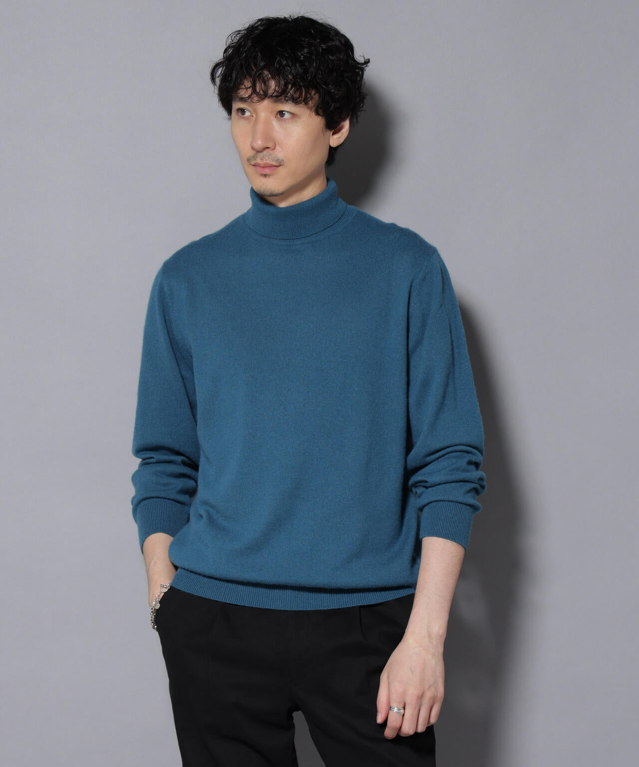 カシミヤミックスタートルネックニット