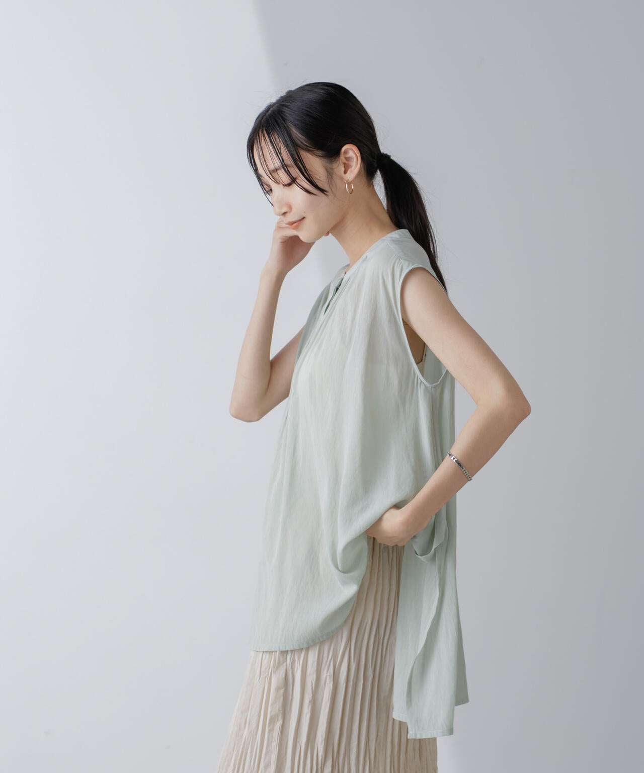 シアーノースリーブヘムブラウス