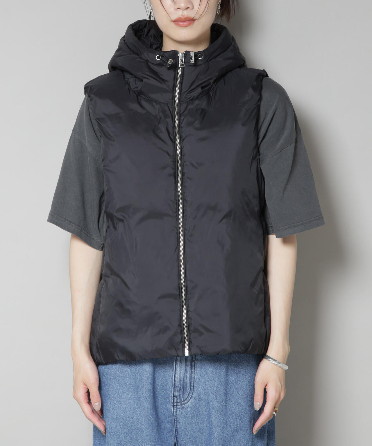 撥水加工ライトダウン　フードジップアップベスト