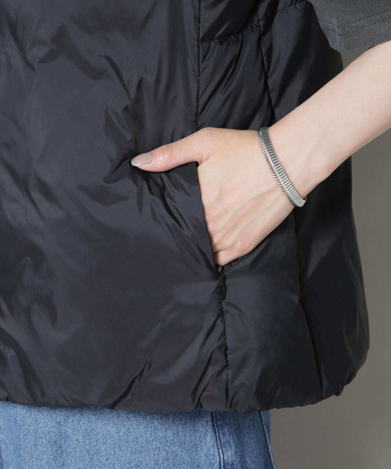 撥水加工ライトダウン　フードジップアップベスト