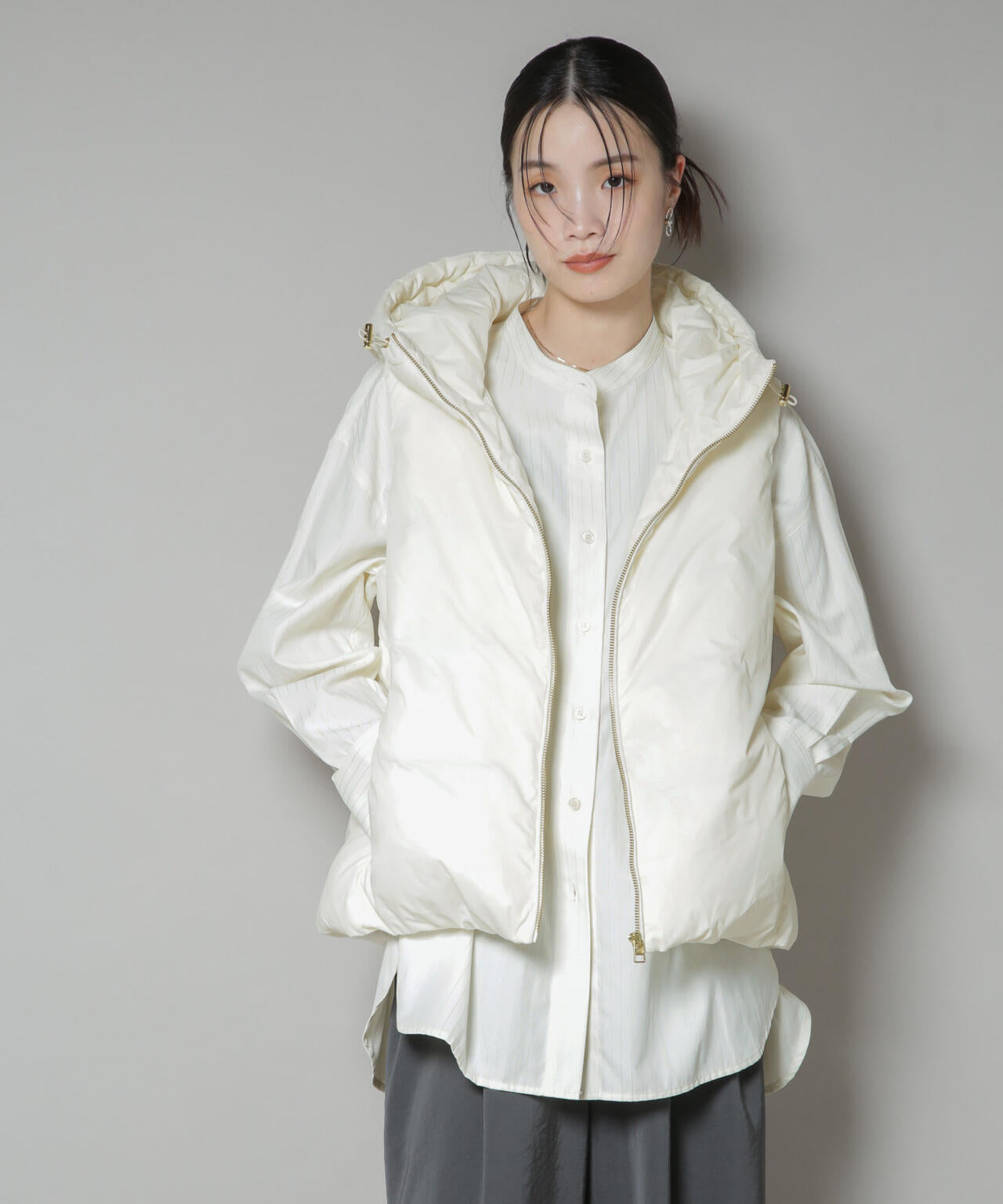 撥水加工ライトダウン　フードジップアップベスト