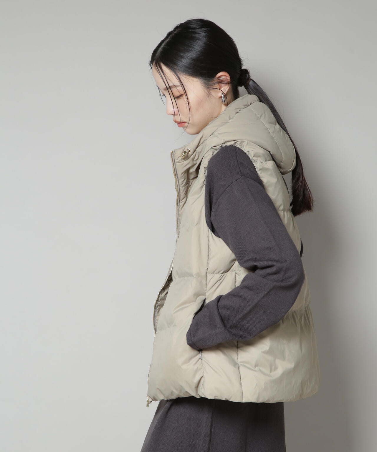 撥水加工ライトダウン　フードジップアップベスト