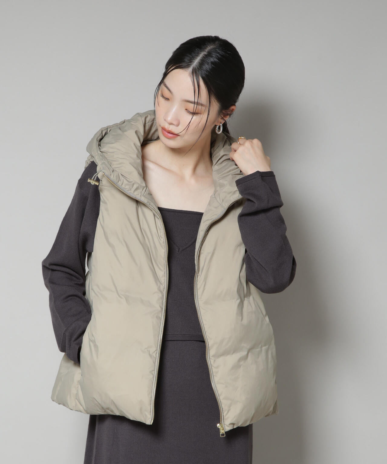 撥水加工ライトダウン　フードジップアップベスト