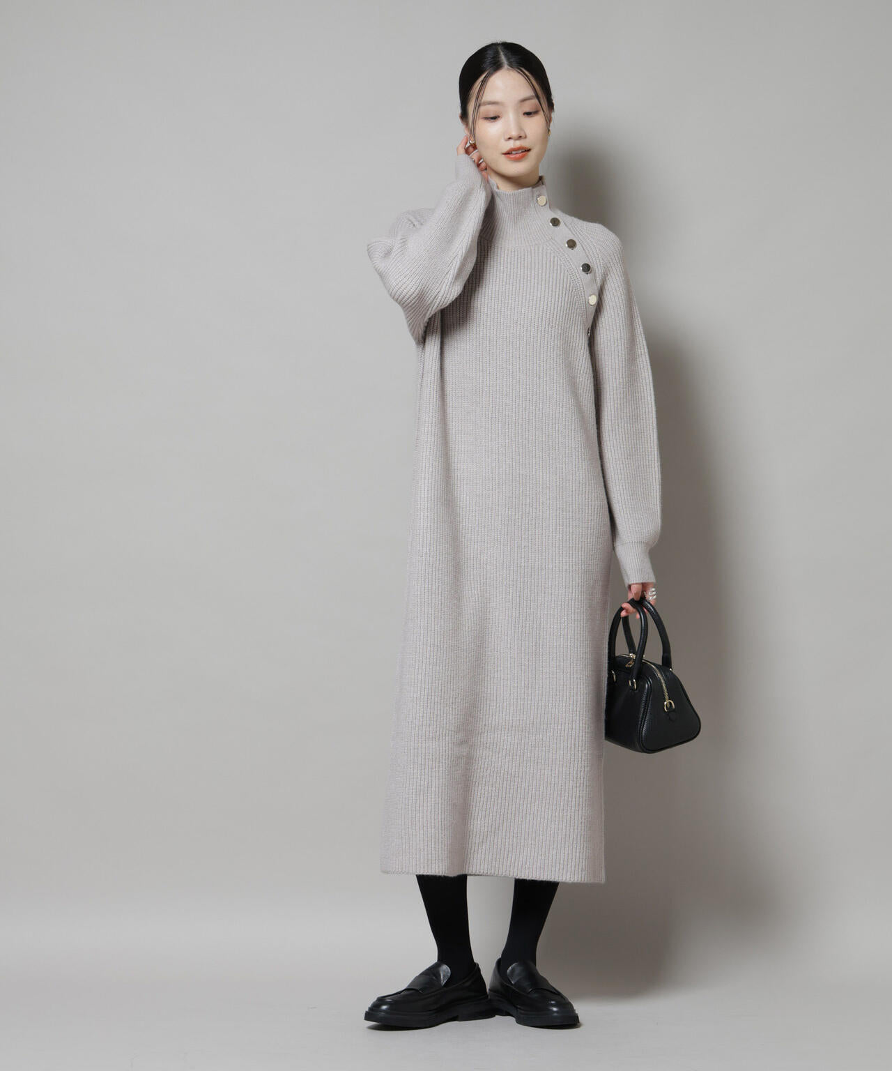 釦ディティールニットワンピース
