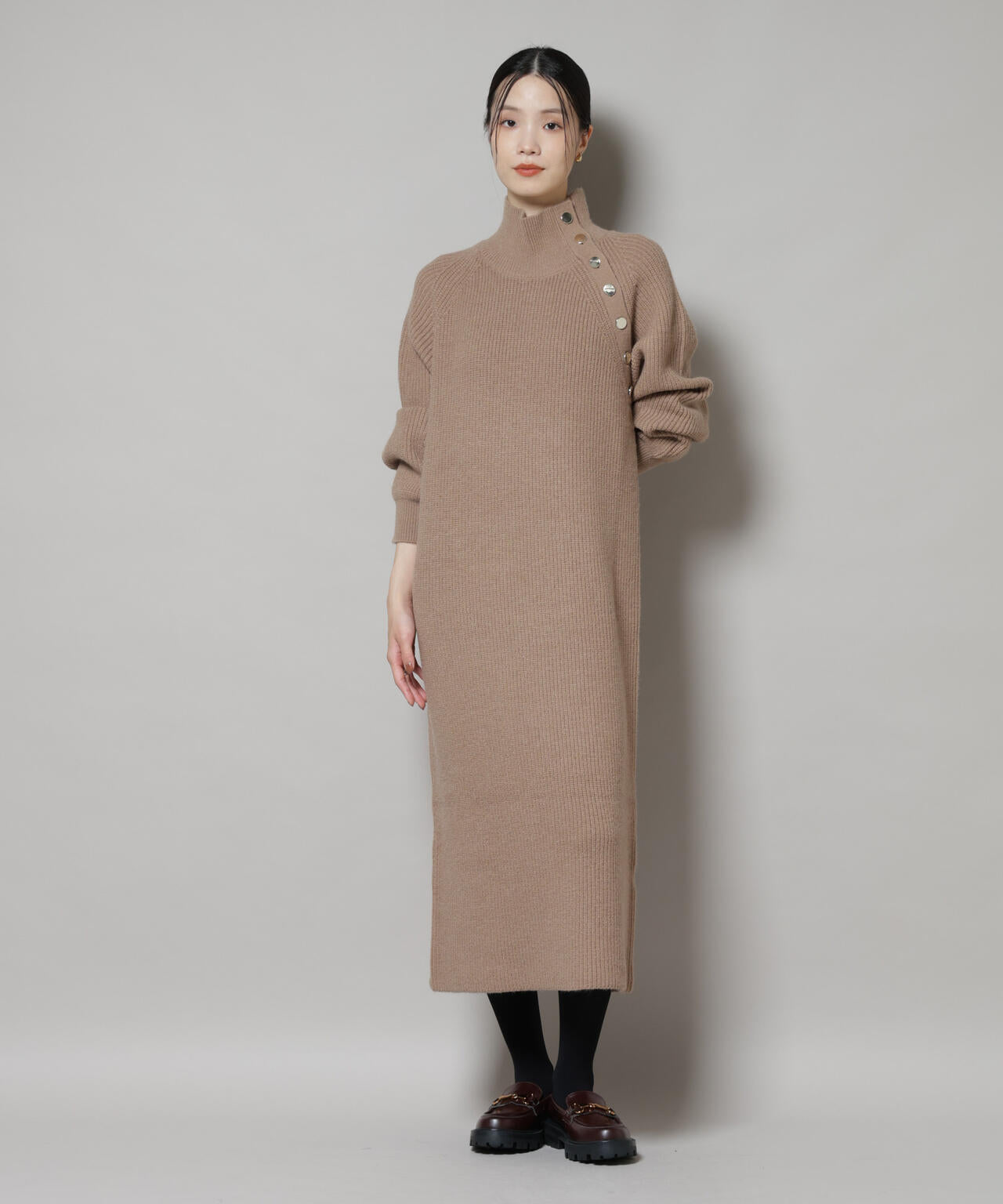 釦ディティールニットワンピース