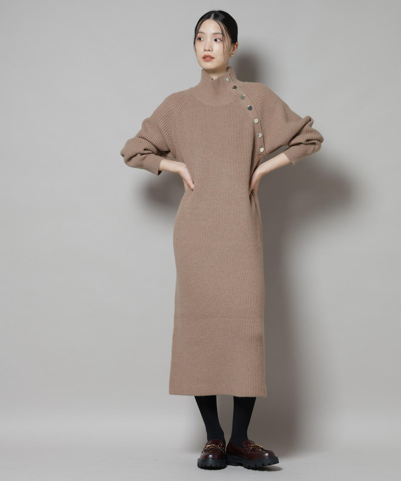 釦ディティールニットワンピース