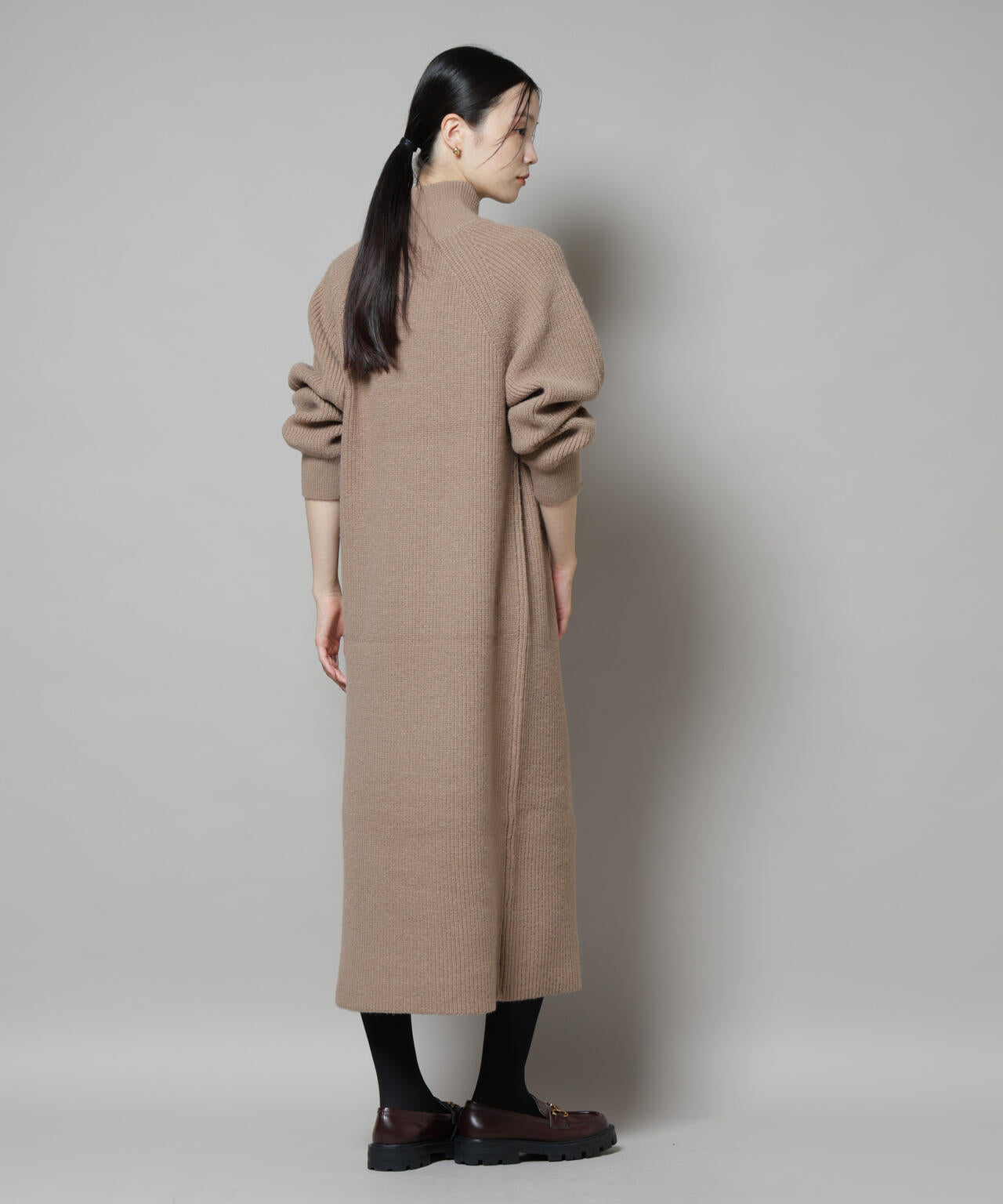 釦ディティールニットワンピース