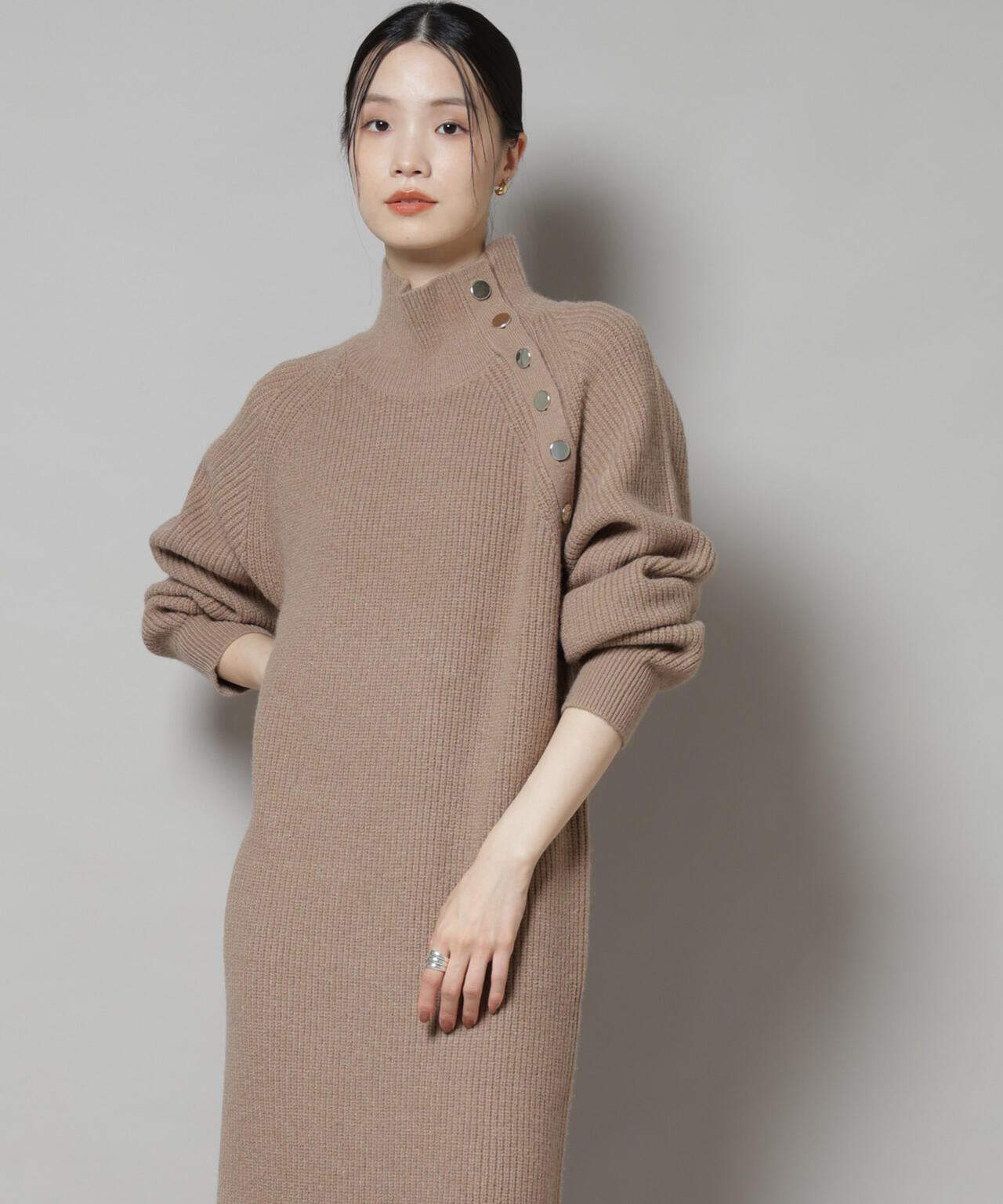 釦ディティールニットワンピース