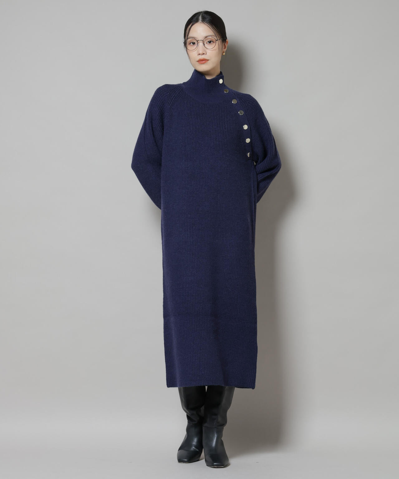 釦ディティールニットワンピース
