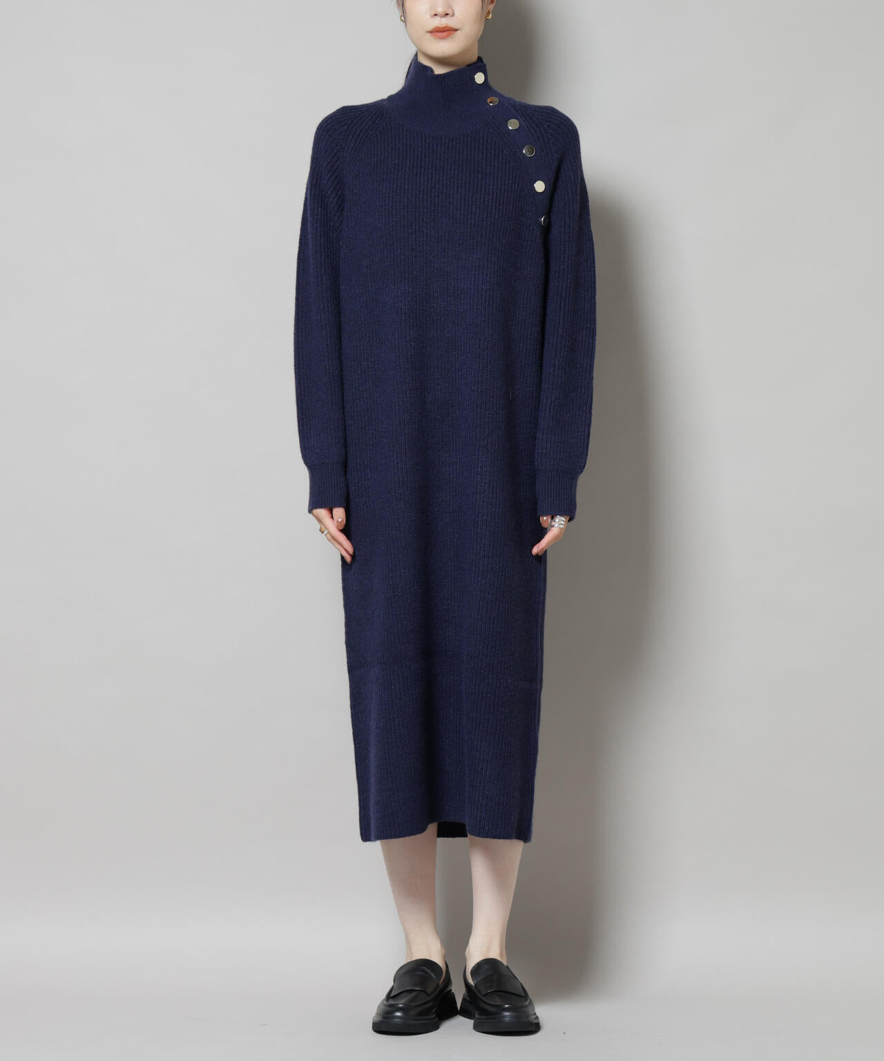 釦ディティールニットワンピース