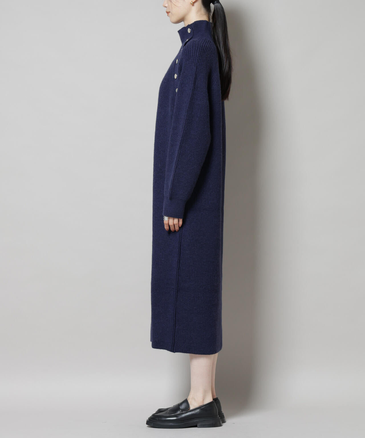 釦ディティールニットワンピース