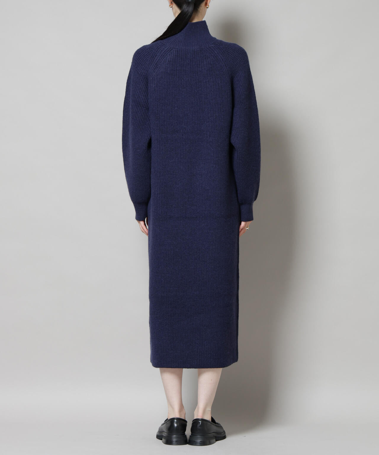 釦ディティールニットワンピース