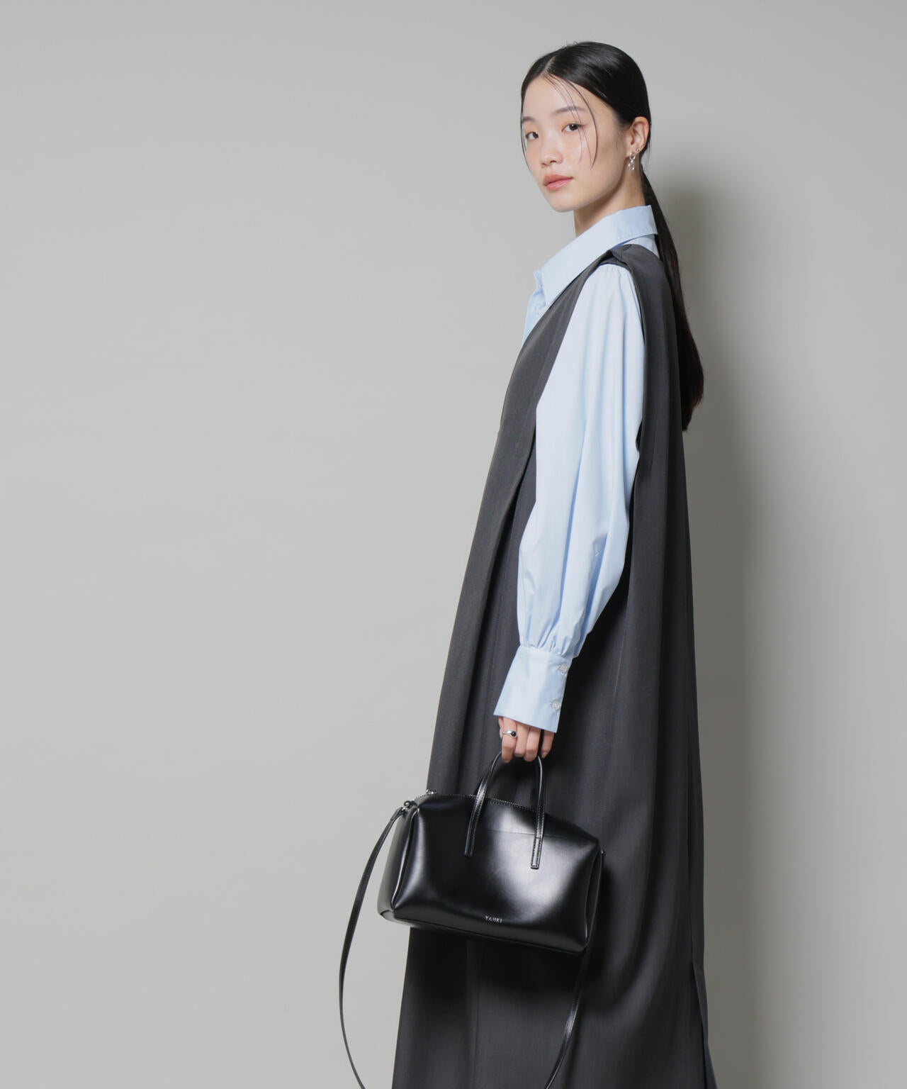 ショルダータックVネックワンピース