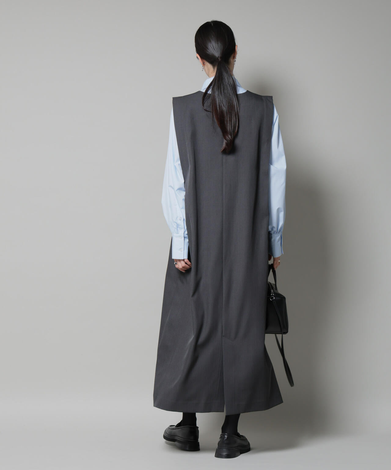 ショルダータックVネックワンピース