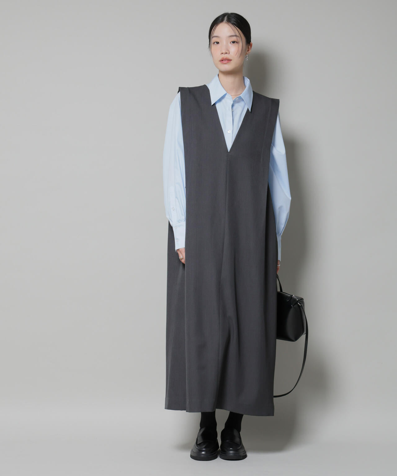 ショルダータックVネックワンピース