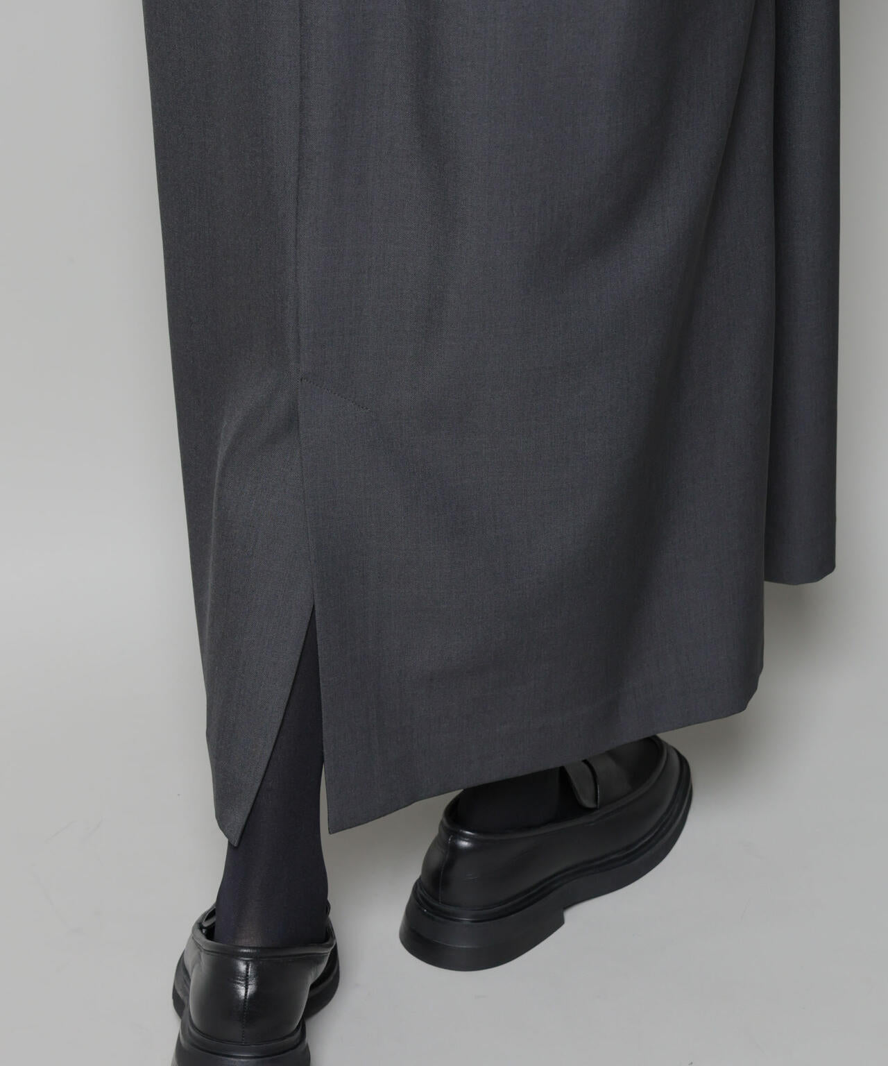 ショルダータックVネックワンピース