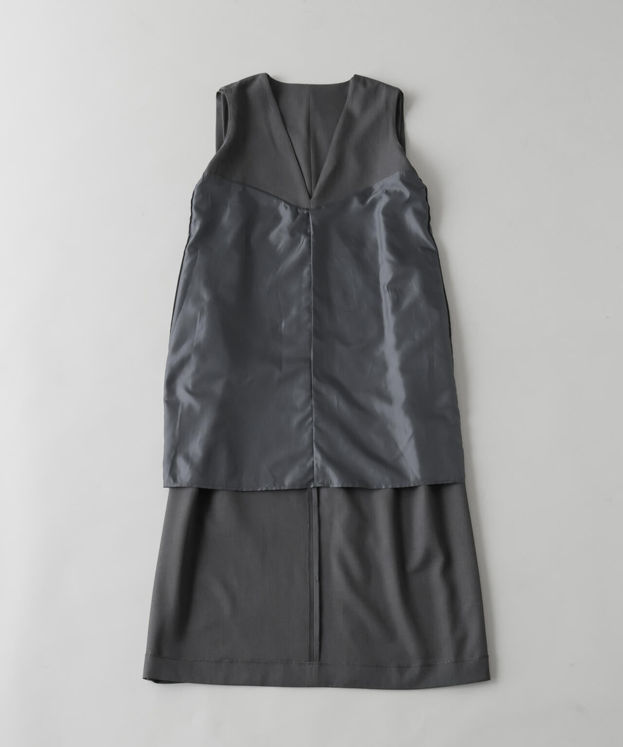 ショルダータックVネックワンピース