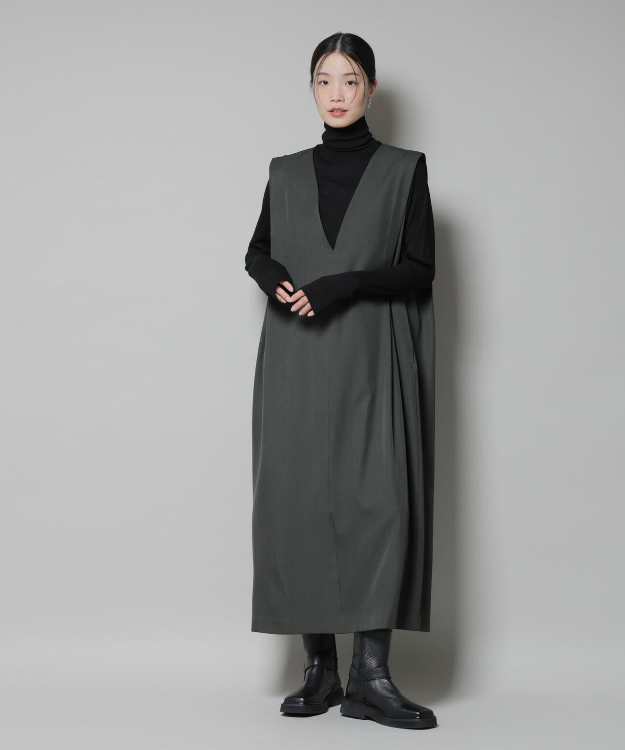 ショルダータックVネックワンピース