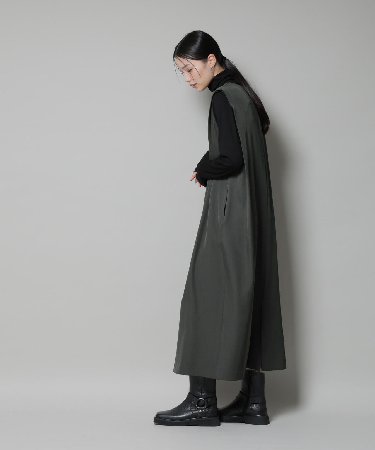 ショルダータックVネックワンピース