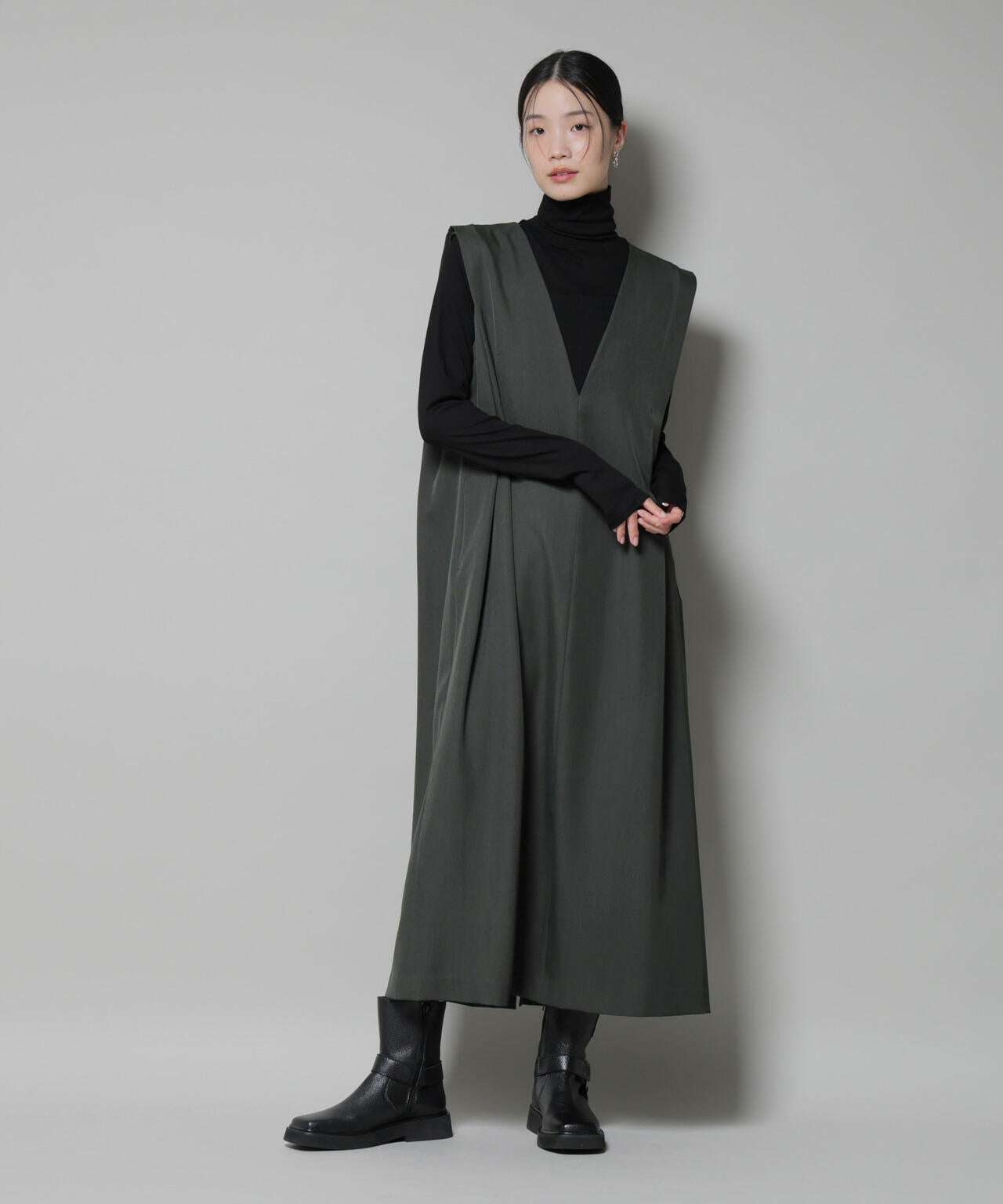 ショルダータックVネックワンピース