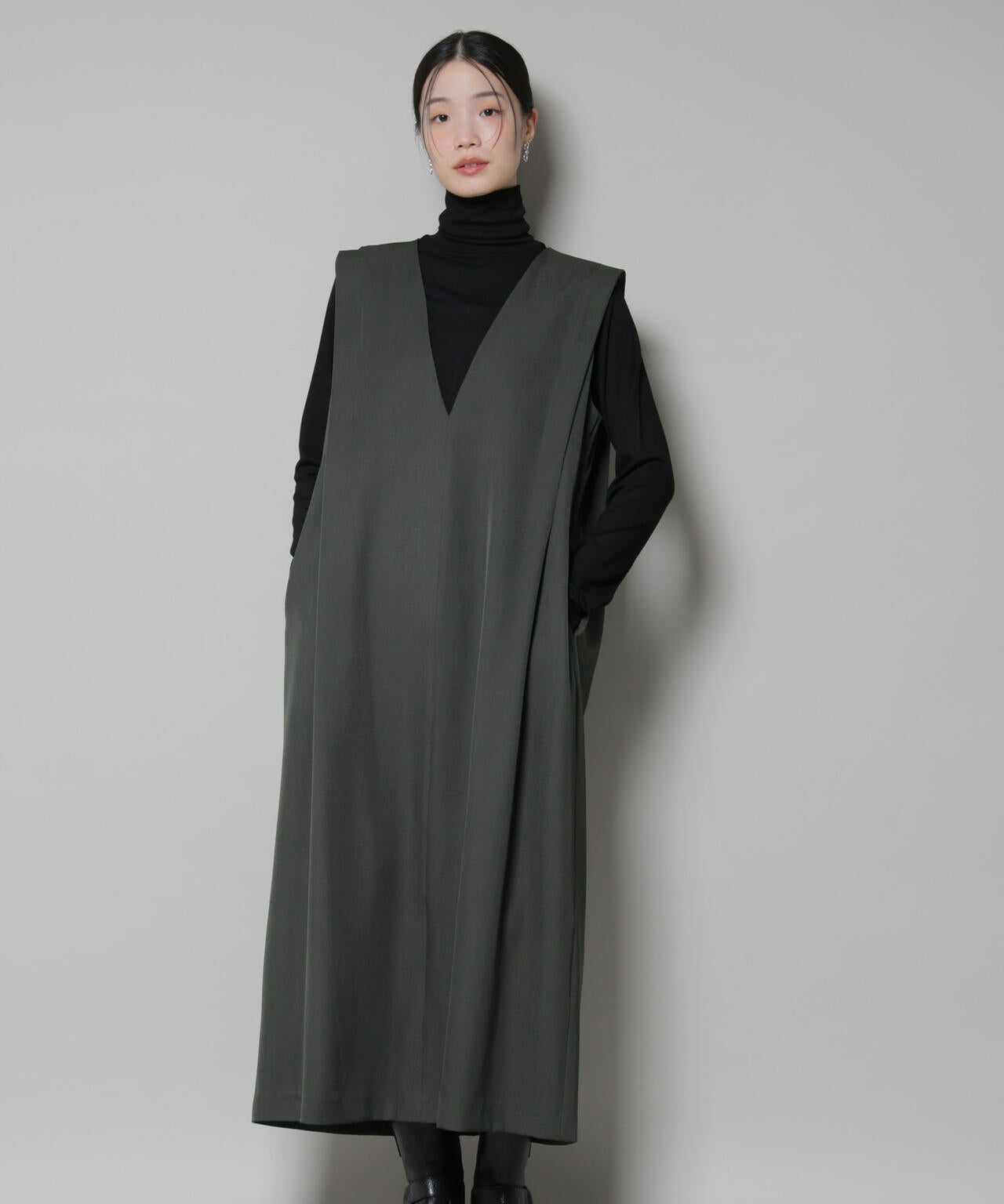 ショルダータックVネックワンピース