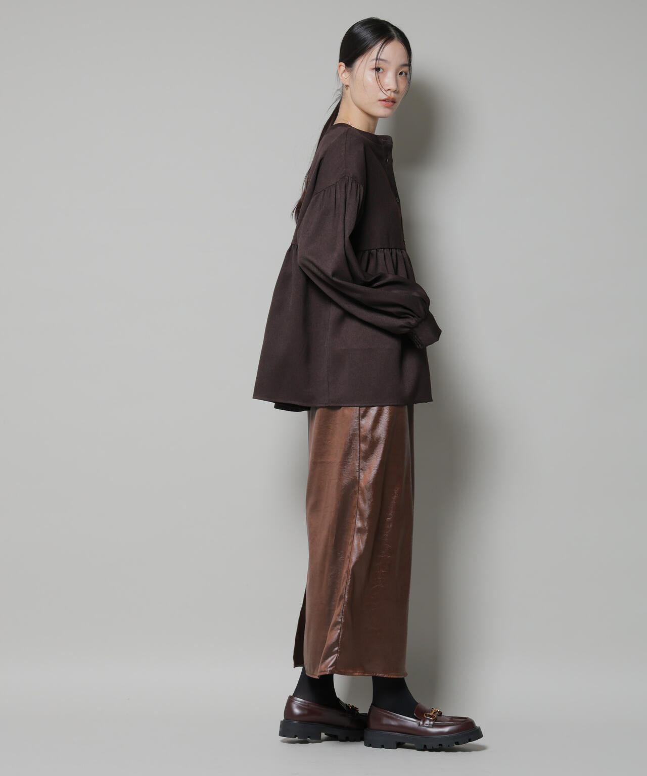 ウールライクポリエステル前後2way切り替えペプラムブラウス