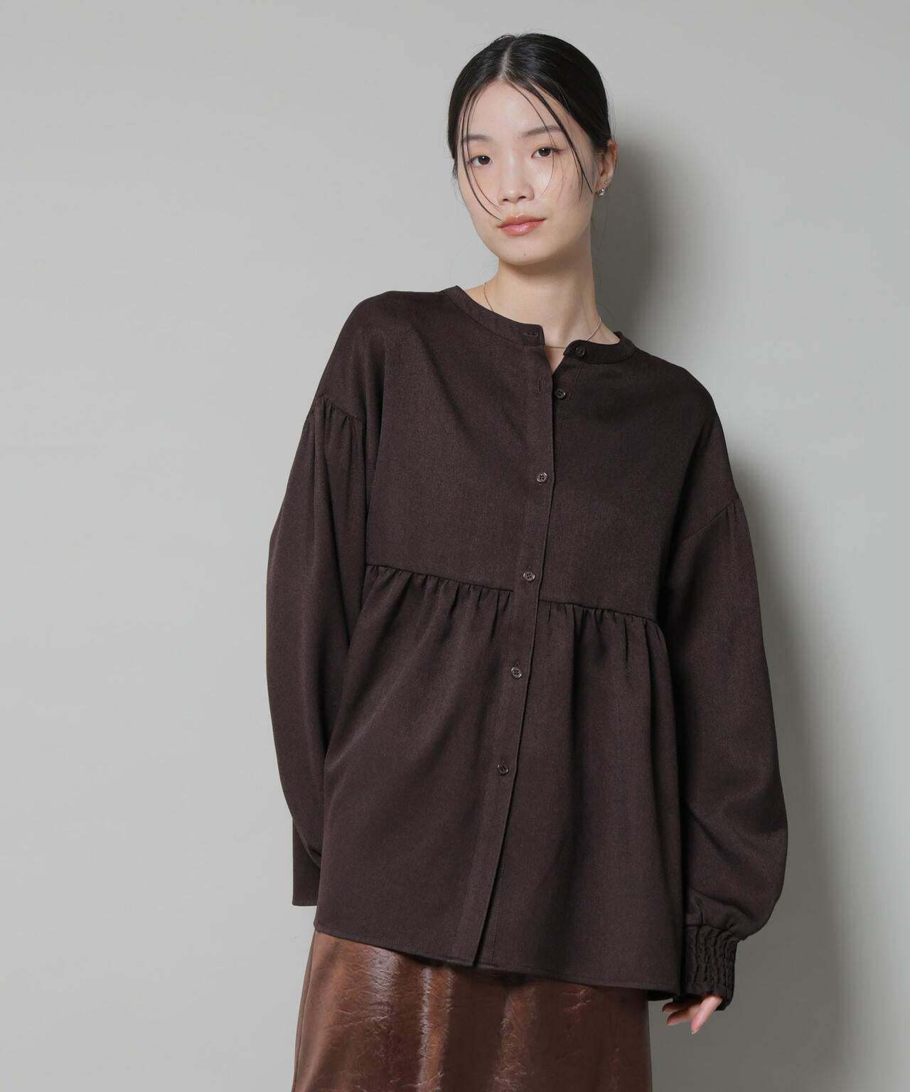 ウールライクポリエステル前後2way切り替えペプラムブラウス