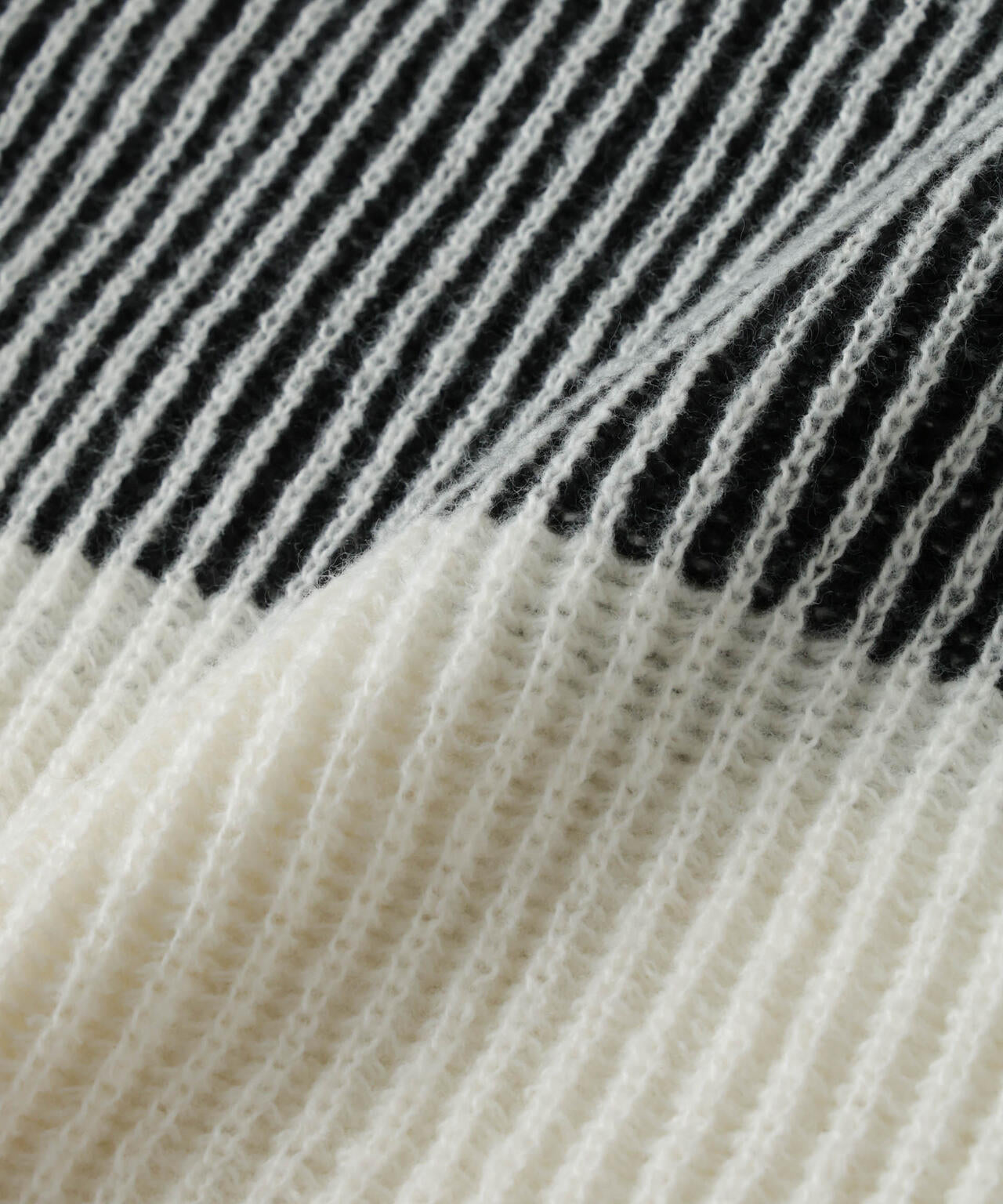 シャドーストライプニットプルオーバー