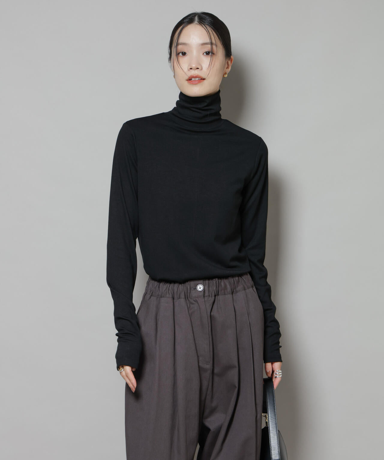 吸湿発熱タートルネックカットトップス